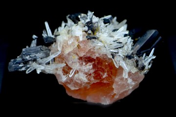 Fluorite quartz hubnerite -...